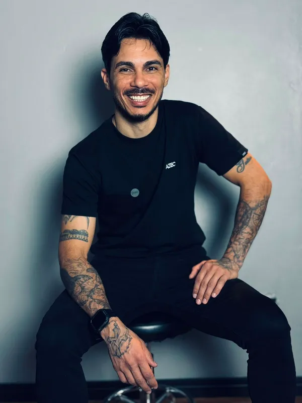 Fabio Rodrigues, barbeiro na Queiroz Barber Club em Viamão