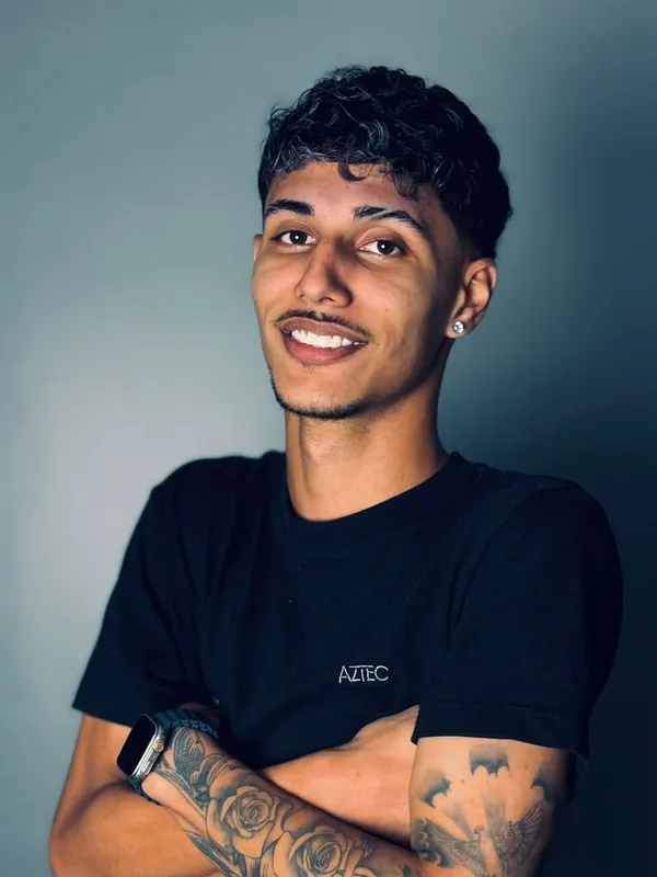 João Rodrigues, barbeiro na Queiroz Barber Club em Viamão