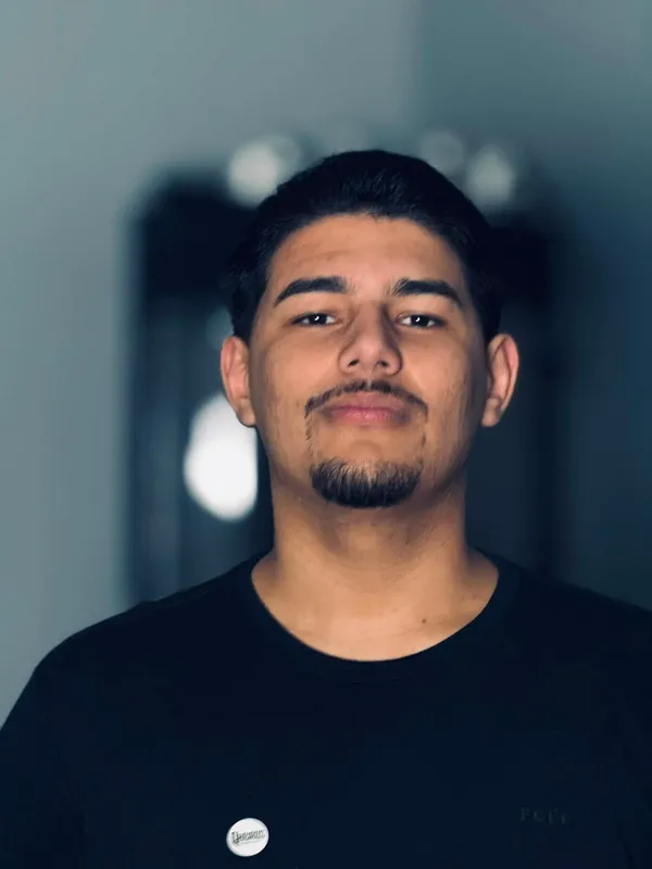 Matheus, barbeiro na Queiroz Barber Club em Viamão