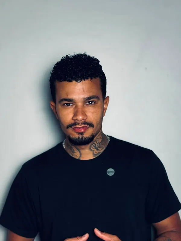 Wesley Franco, barbeiro na Queiroz Barber Club em Viamão